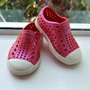 Native Silver Pink Red Iridescent Slip Ons Size C4 4
